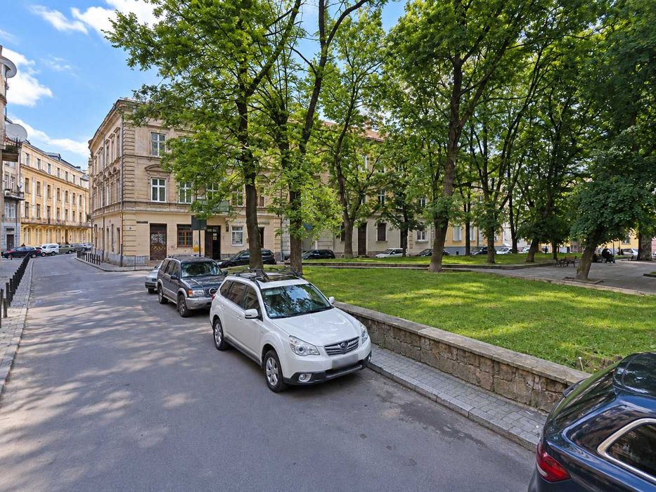 Оренда комерційного приміщення 185 м² — пл. Маланюка, 2, Галицький район, центр - Більше