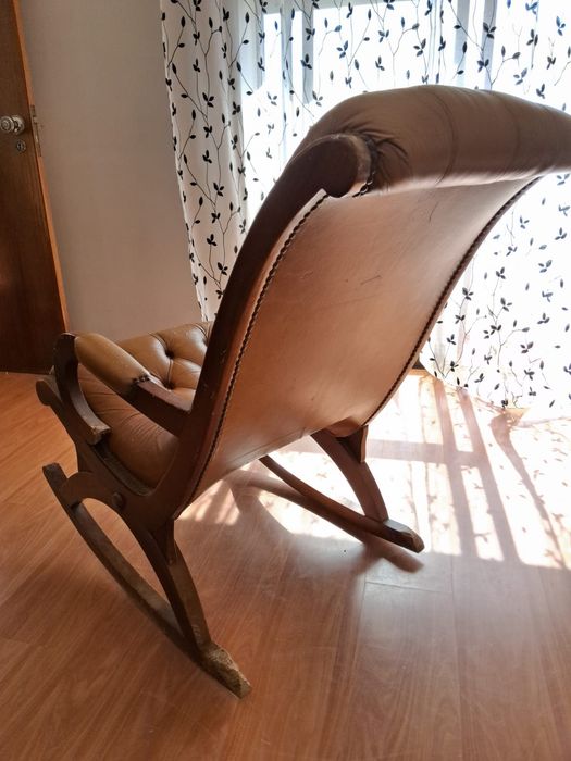 Poltrona de baloiço antiga em pele