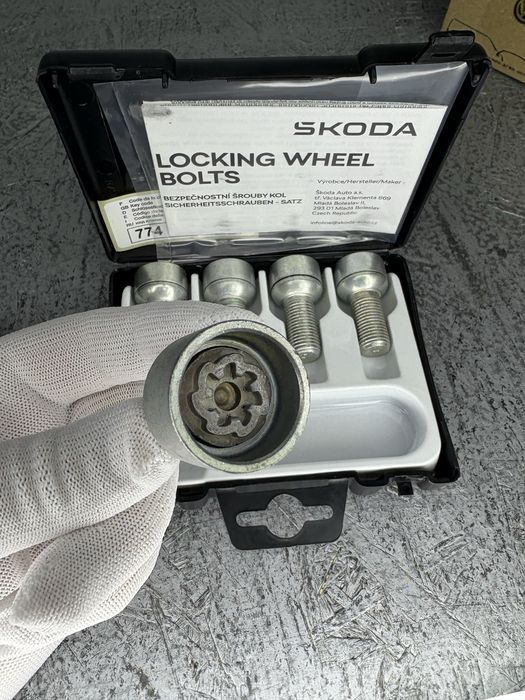 Набір болтів секреток Фольцваген Шкода 17мм 000071597С / 1K0698137A