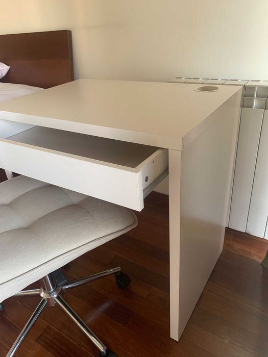 uma secretária de escritório ou quarto