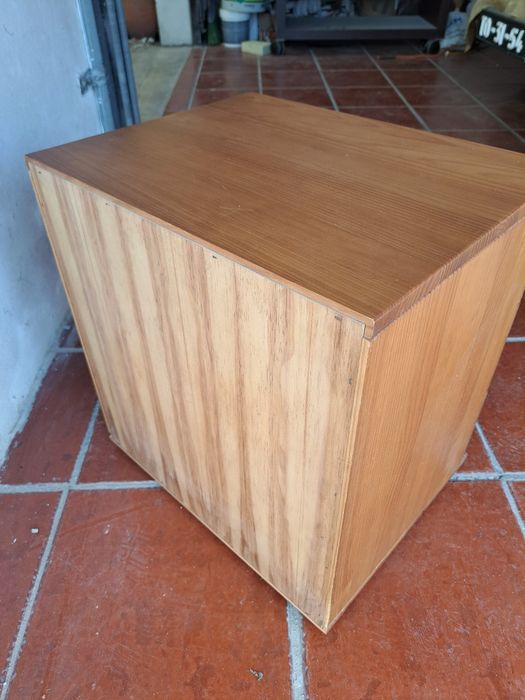 Mesa de cabeceira de madeira