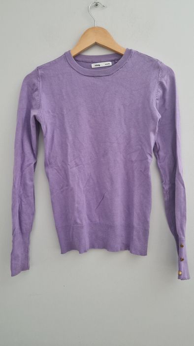 Liliowy sweterek z guziczkamii na mankietach