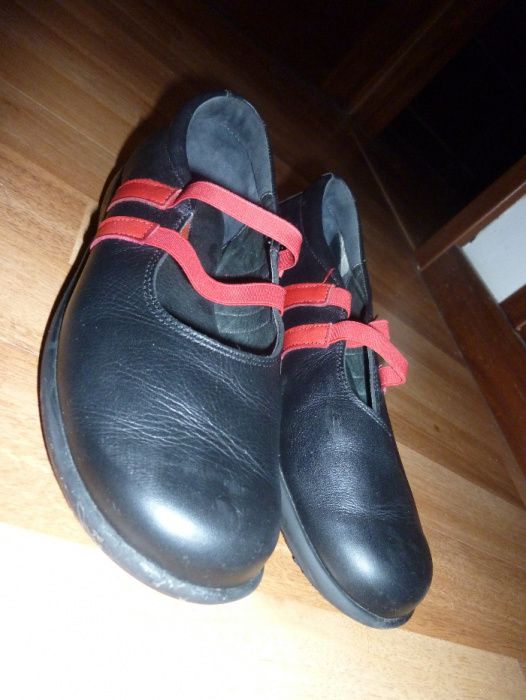 Sapatos pretos / sabrinas em pele