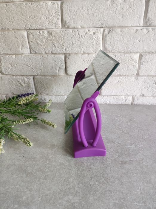 Lusterko małe na nóżce do malowania makijażu.