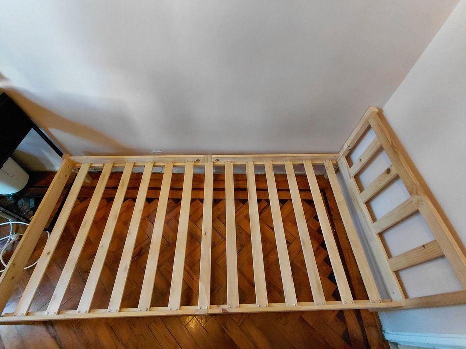 Cama de madeira como nova