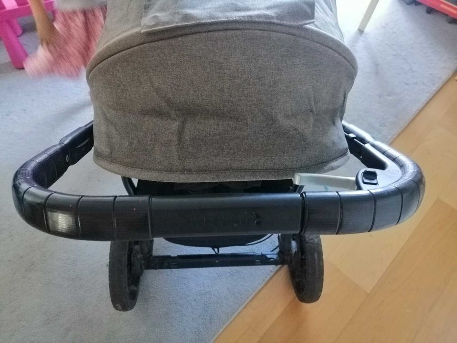 Carrinho Gémeos Babyjogger OFERTA de um adaptador para ovo.