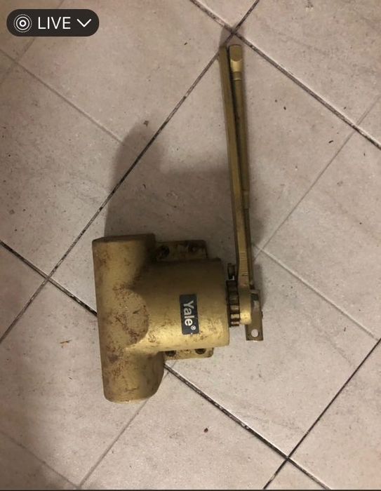 Mola de porta Yale robusta em cor dourada