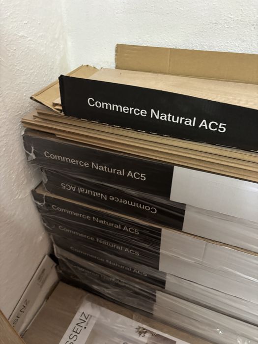Chão flutuante Essenz Commerce Natural de alta resistência (AC5)