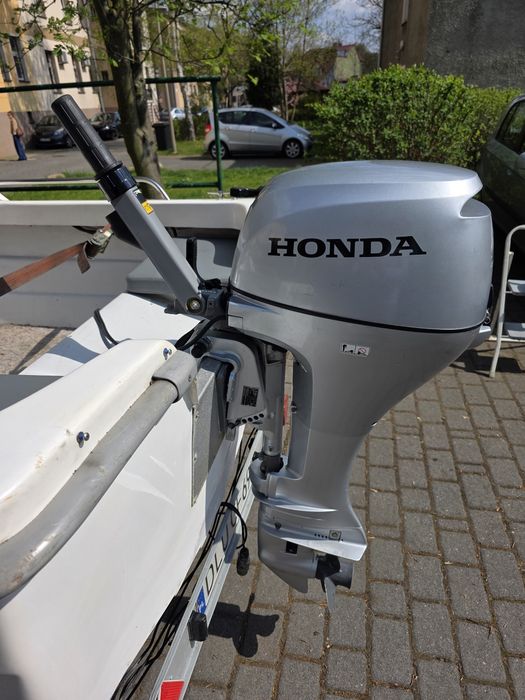 Łódź motorowa kabinowa