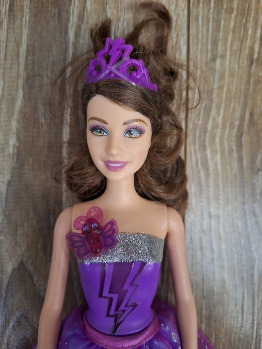 Lalka Barbie przesyłająca całusy