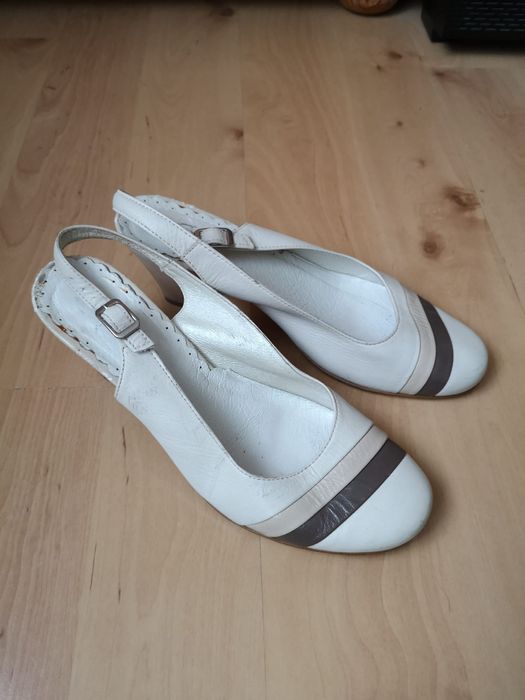 Buty na obcasie jasno-beżowe