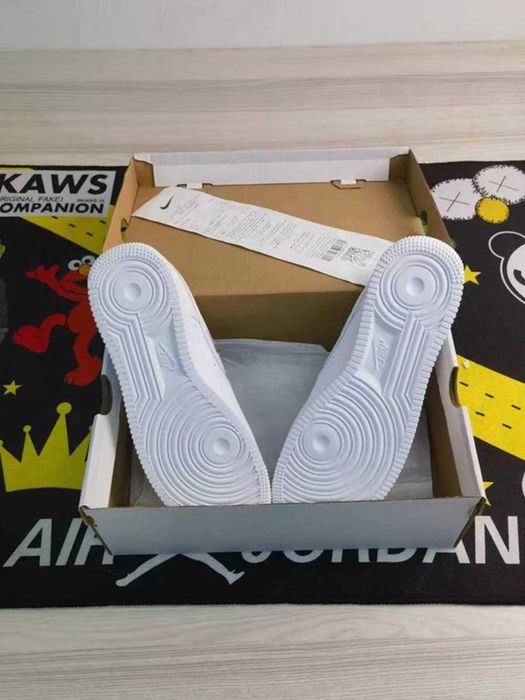 Białe buty Nike w rozmiarze 36, dostarczane w pudełku