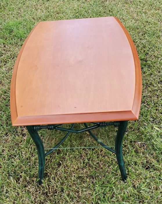 Mesa de centro estrutura metálica com tampo em madeira e prateleira