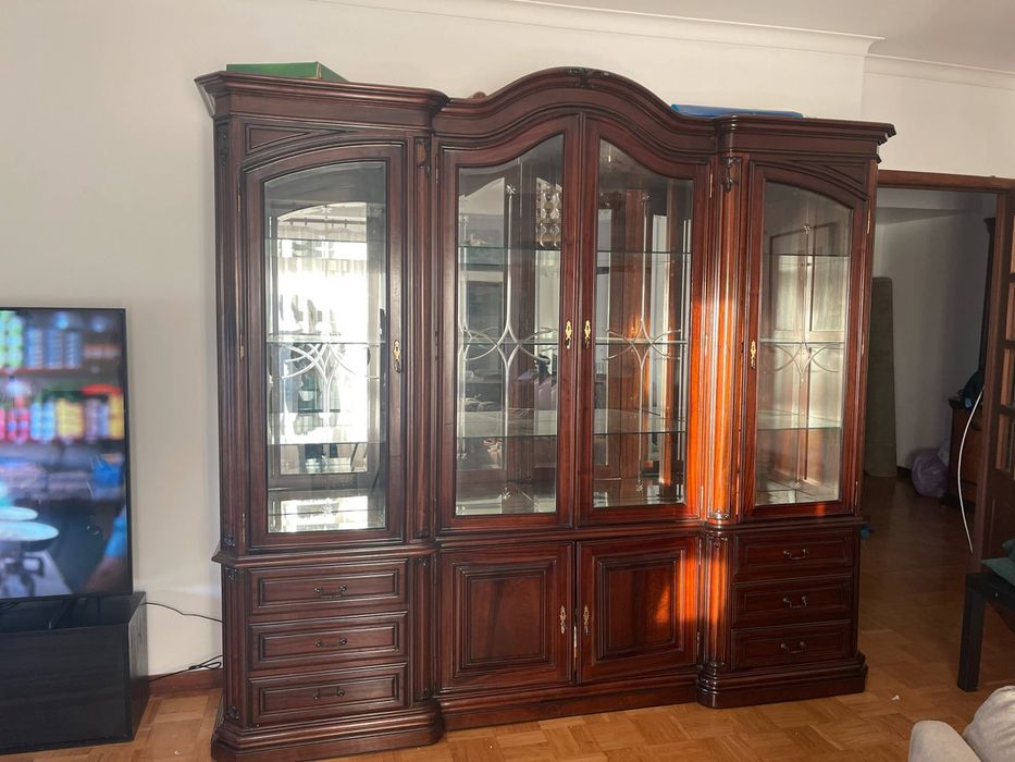 Cristaleira com luzes internas