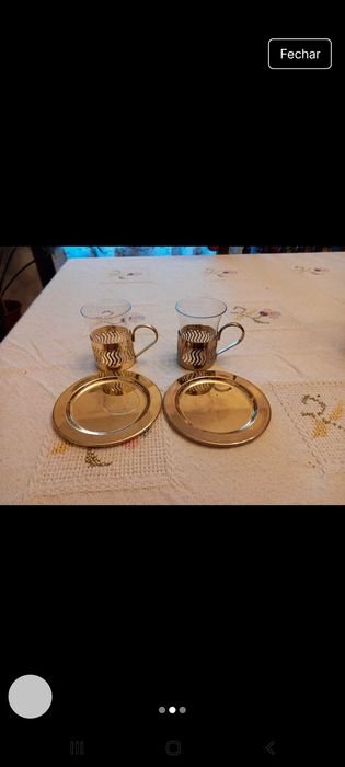 2 chávenas de vidro de café com apoio metálico dourado e Pires.