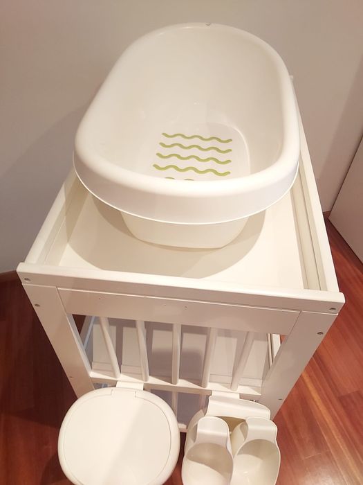 Trocador + Muda fraldas + Cestos arrumação + banheira IKEA branco