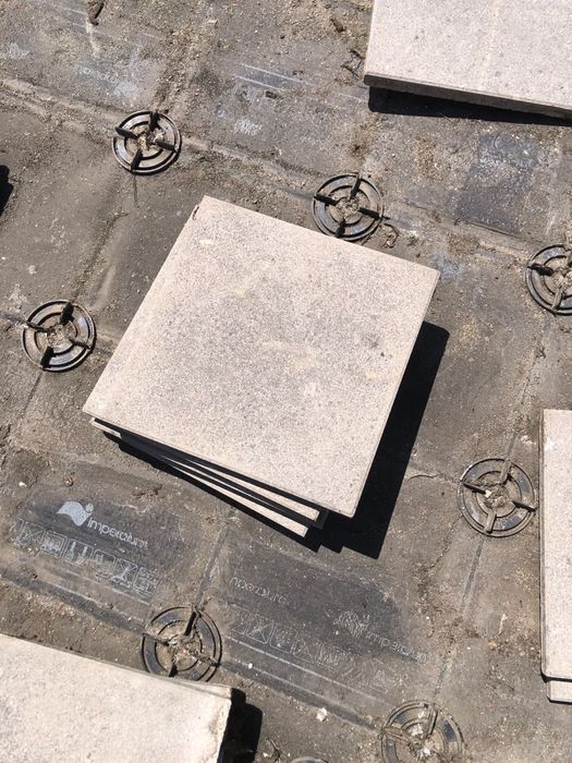 Mosaicos quadrados com pedrinhas multicoloridas Leça do Balio