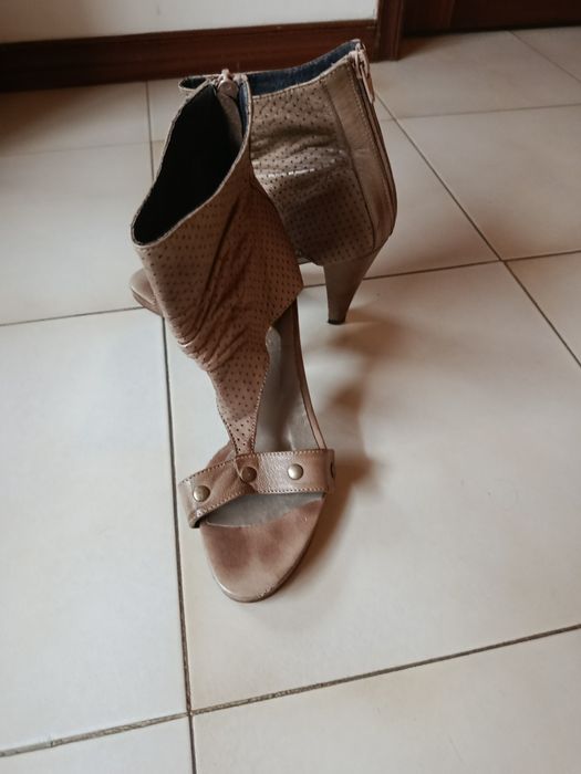 Sandália bege pele