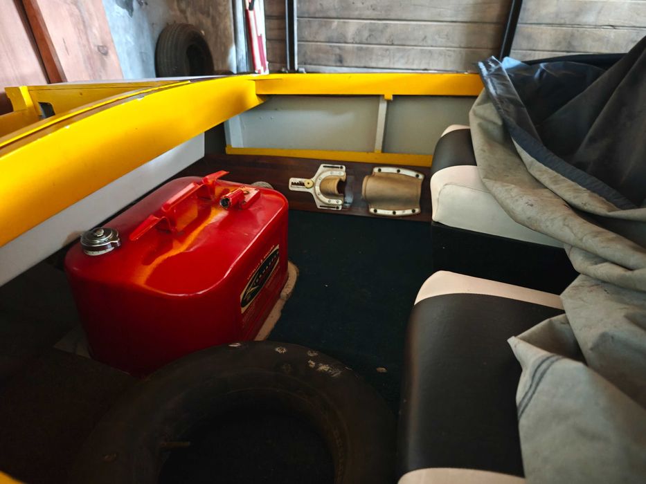 vendo barco de madeira, muito bem construído pelo próprio dono, com motor "mercury" de 35 cv e atrelado.