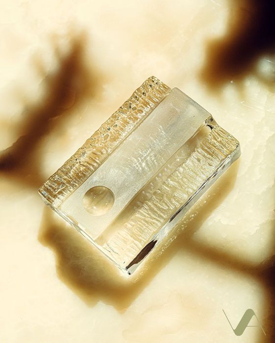 Wazon typu solifleur, ciężkie prasowane szkło.