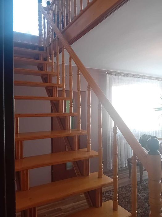 Zdemontowane schody drewniane z poręczą i balustradą