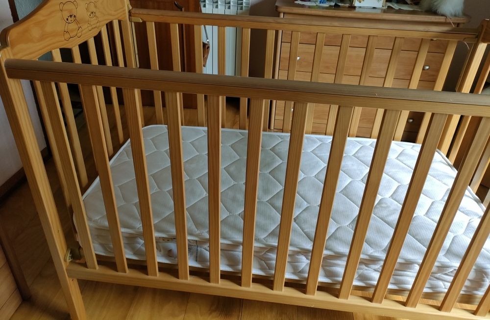 Cama de bébé com colchao, como nova