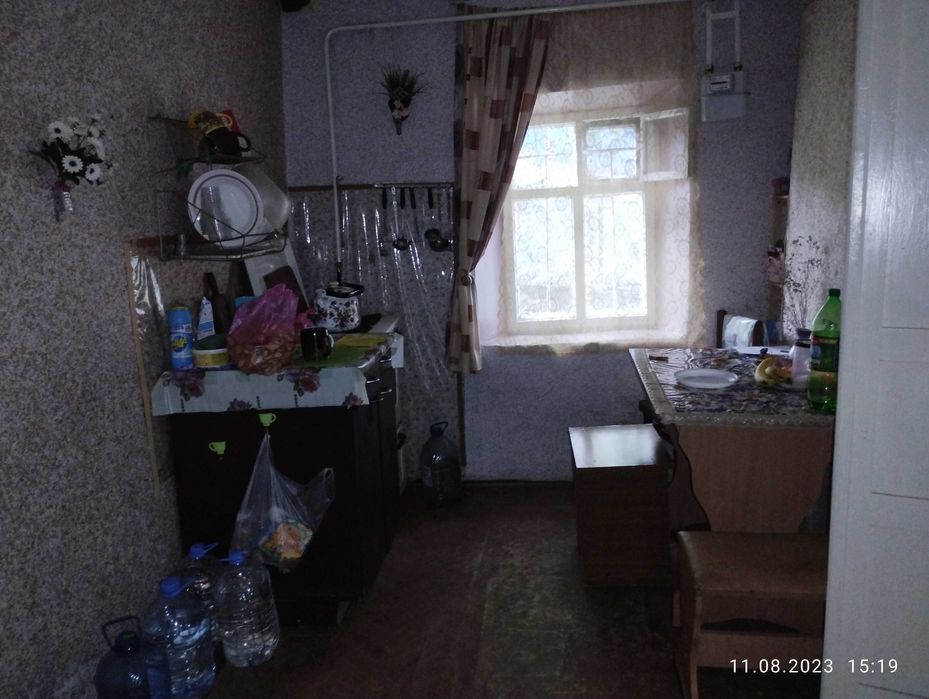Небольшая хатка в селе