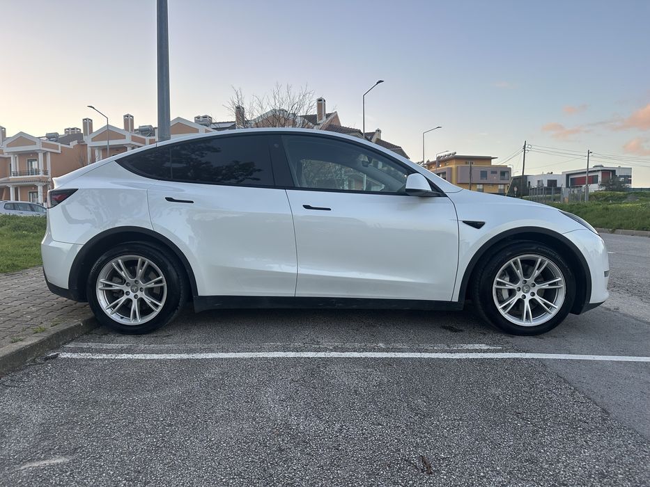 Tesla Model Y AWD Long Range  ( 37 mil kms )