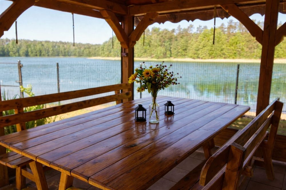 Domek nad jeziorem z jacuzzi, sauną i strefą masażu .