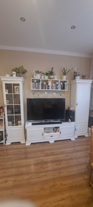 Zestaw białych mebli