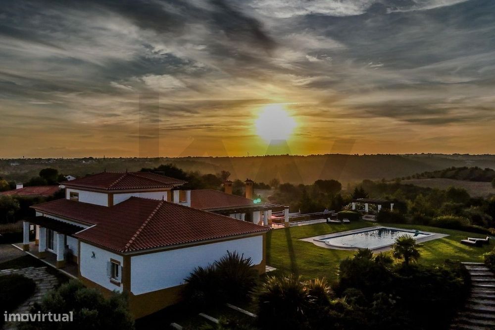 Moradia Exclusiva e única com Panorâmica, Piscina e Jardim com 5 suíte