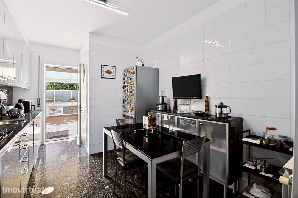 T3+1 com vivência de moradia, garagem fechada e terraço exclusivo de 8