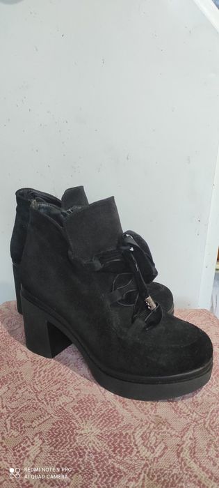 Нові замшеві черевики