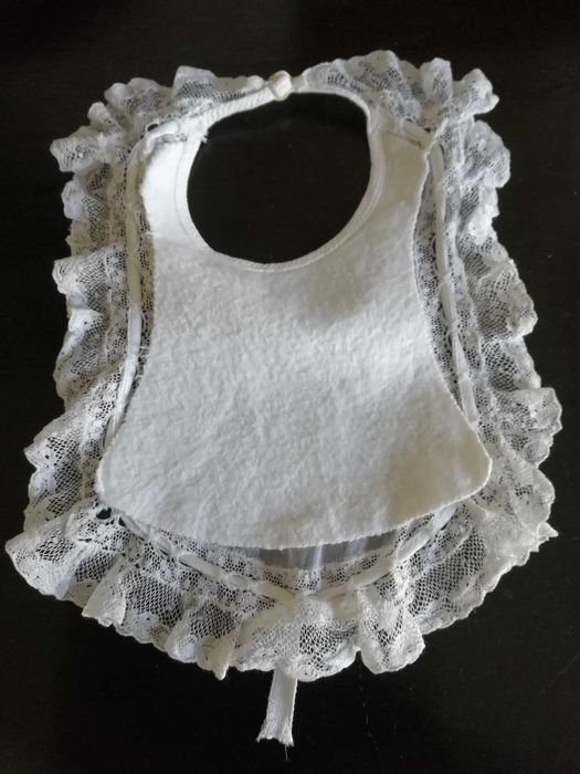 Vestidos de criança e babete muito antigos