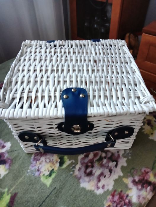 Kosz piknikowy wiklinowy bialy