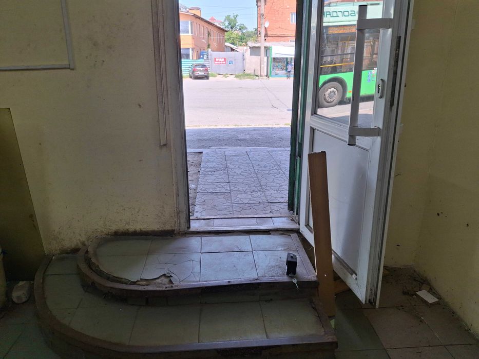 Аренда под кафе, магазин, круг 11 троллейбуса м. Вокзальная 8 мин.