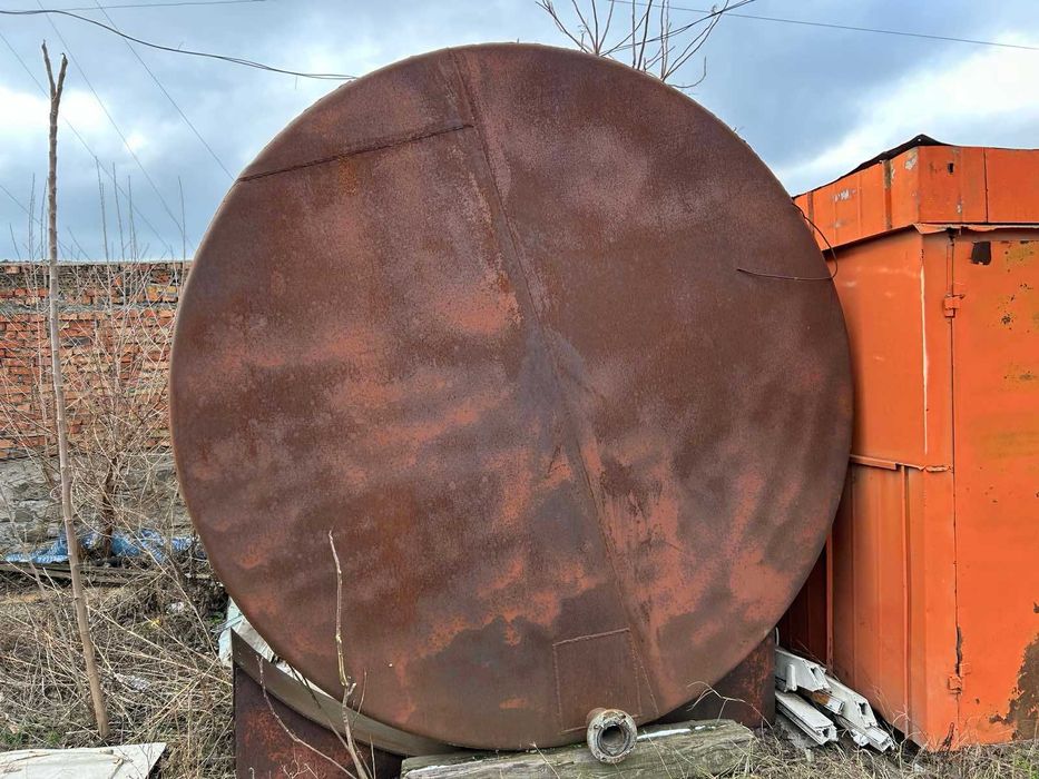 Емкости, бочки, цистерны металл 25 м3, заправочная колонка, реактор.