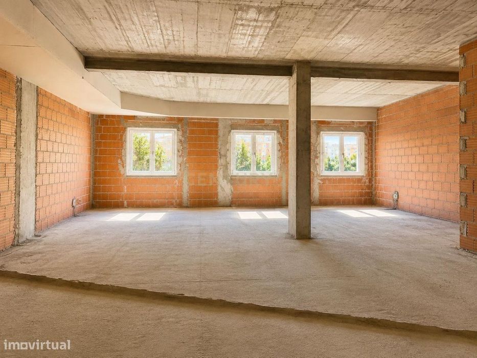 Versatile Space with Residential Potential | 166 m² | Rio de Mouro