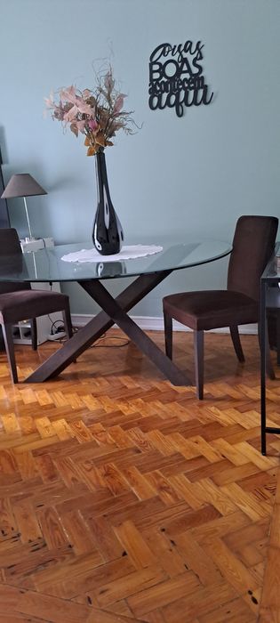 Mesa de jantar com 6 cadeiras — 350€