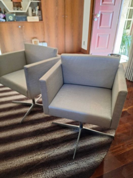 Conjunto de 2 cadeiras, secretaria, e tapete de escritorio