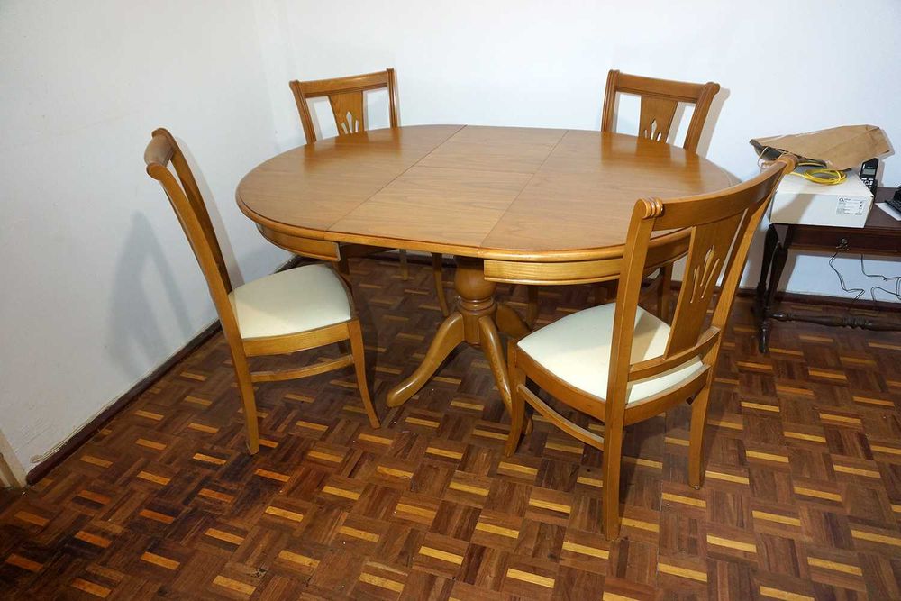 Extendable Table and 4 Chairs64285550977667120