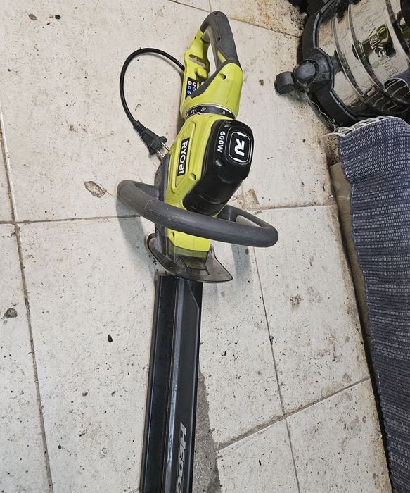 Maquina de corte de sebes e arbustos