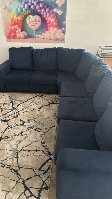 Sofa de canto em azul escuro