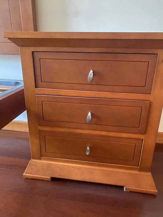 Vendo mobília de quarto em faia, moderna, elegante, como nova.