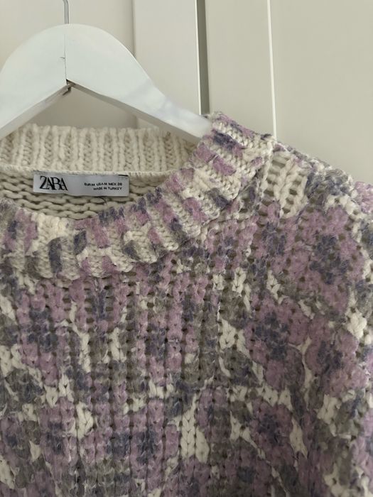 Sweter w kwiaty oversize prosty Zara na wiosne