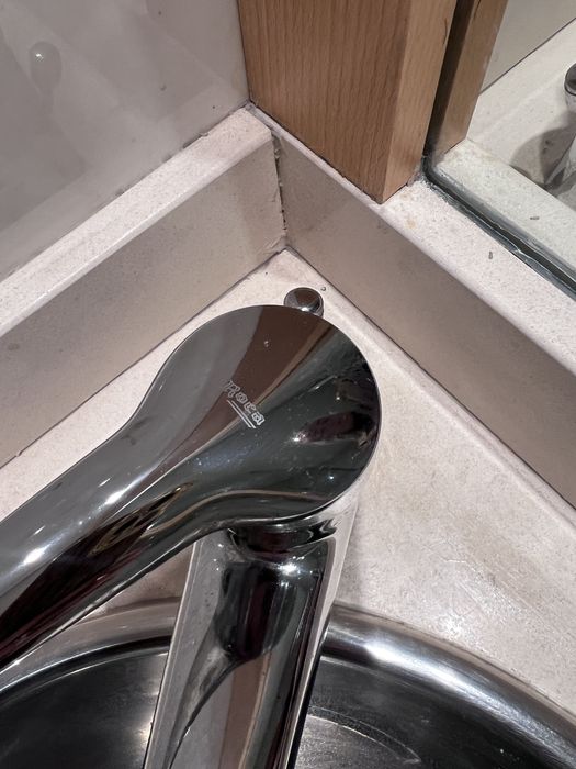 Lavatório inox e torneira Roca para casa de banho