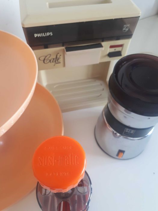 Fruteira anos 70, moinho de café e máquina de café de parede