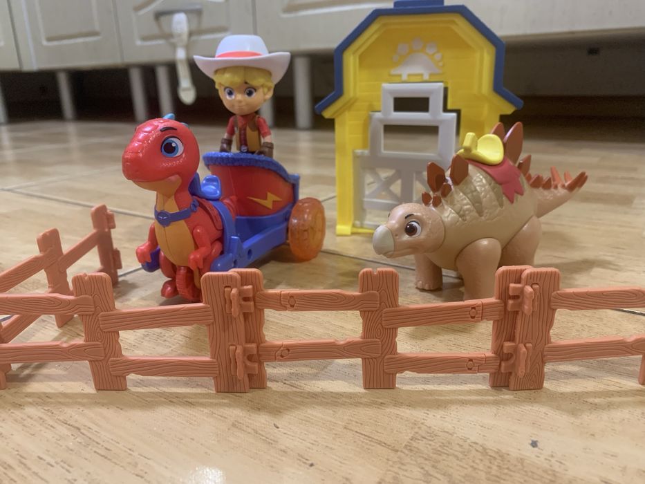 Набор игрушек «Dino Ranch Jon & Blitz's Chariot Vehicle»