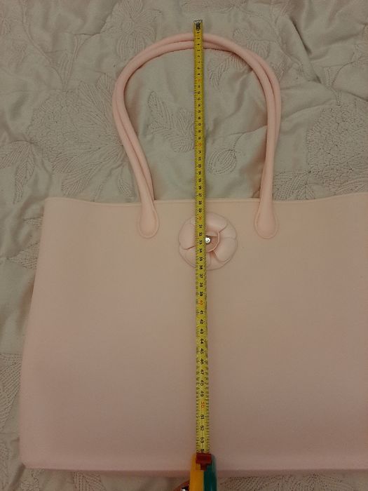 Gumowa różowa torebka na ramię