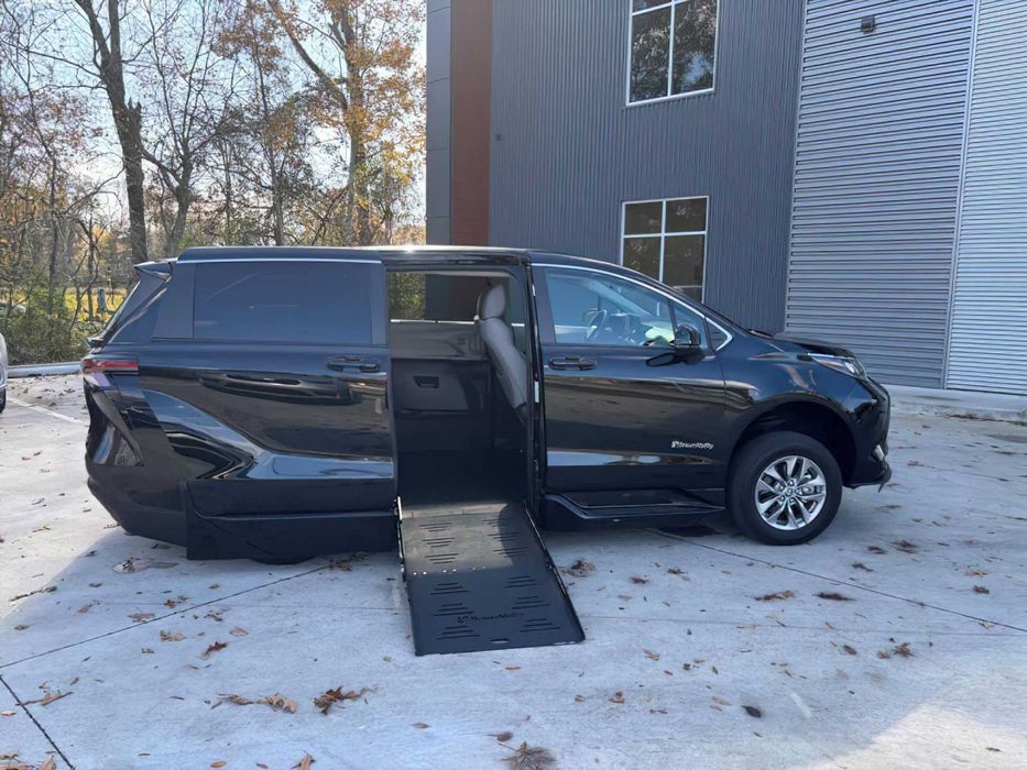 Toyota Sienna LE 8-Passenger      2024